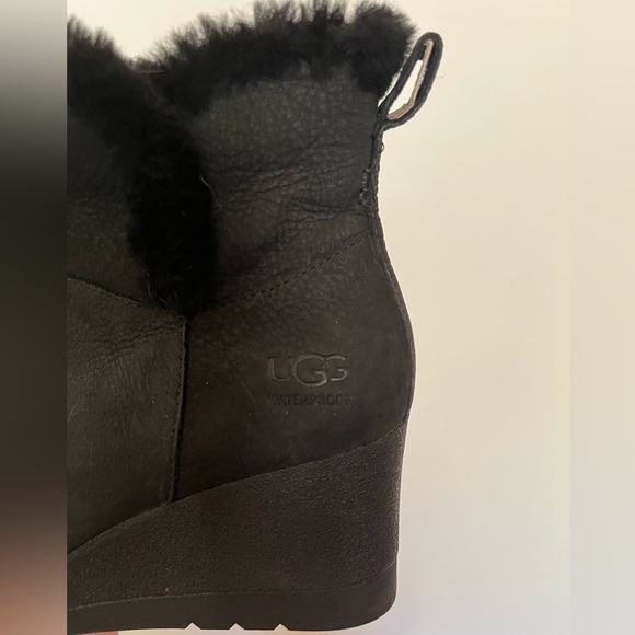 EUC UGGS black suede leather & fur wedge platform booties size 9 - Picture 3 of 3
